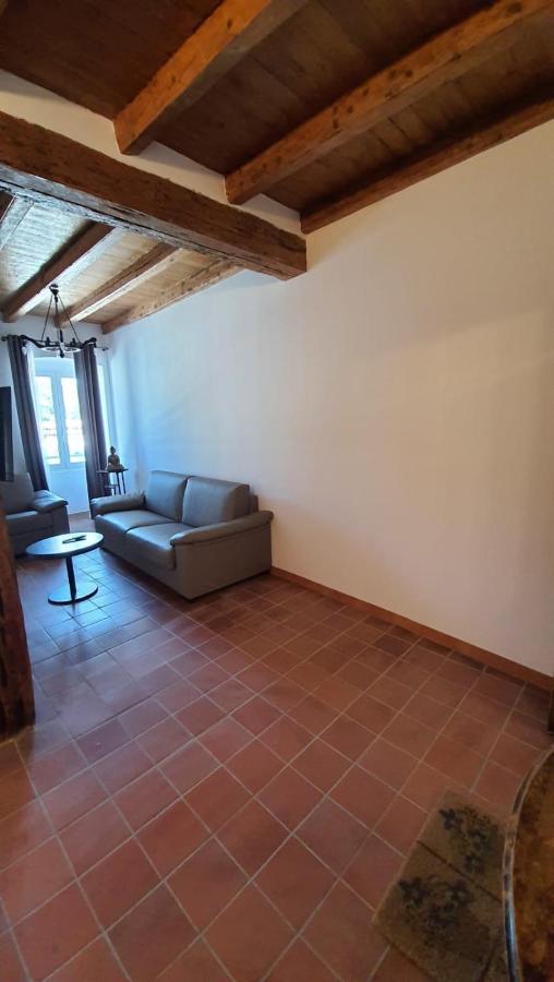 EMILIE2 CHAMBRE PRIVEE AVEC SDB WC EN COMMUN 17 QUAI COMPARETTI