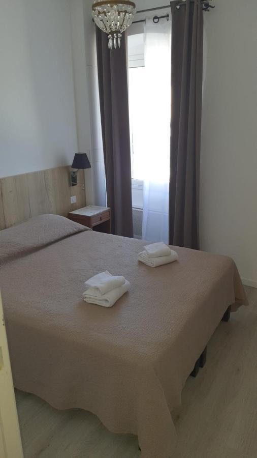 EMILIE2 CHAMBRE PRIVEE AVEC SDB WC EN COMMUN 17 QUAI COMPARETTI