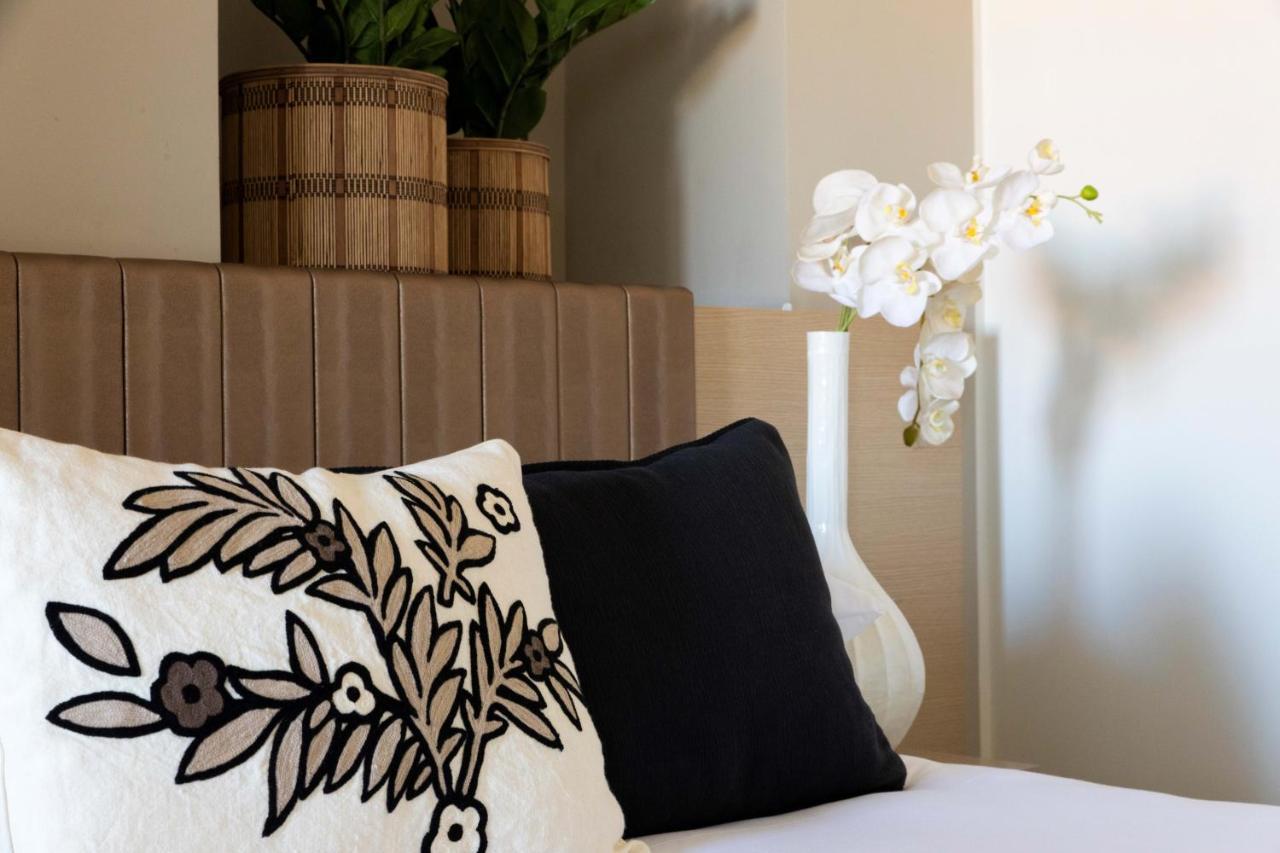 Superior Double Room with Balcony View of Courtyard, Marine Cemetery and Sea