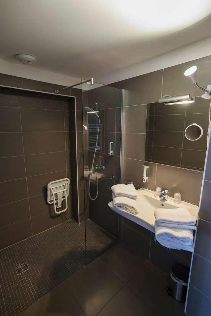 Chambre Lit Queen-Size avec Douche à l'Italienne Accessible en Fauteuil Roulant