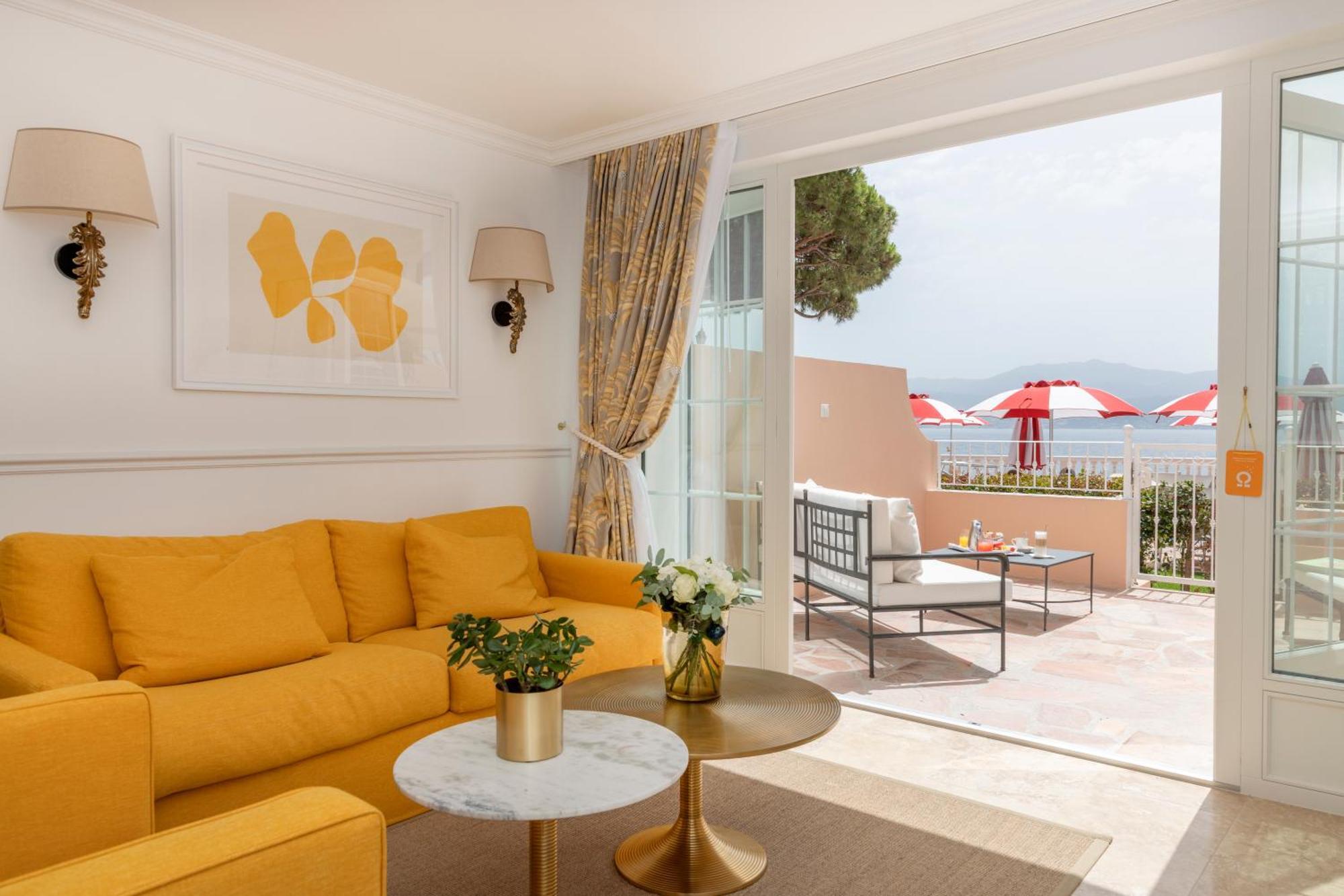 SIGNATURE ROOM – Living room terrace sea view