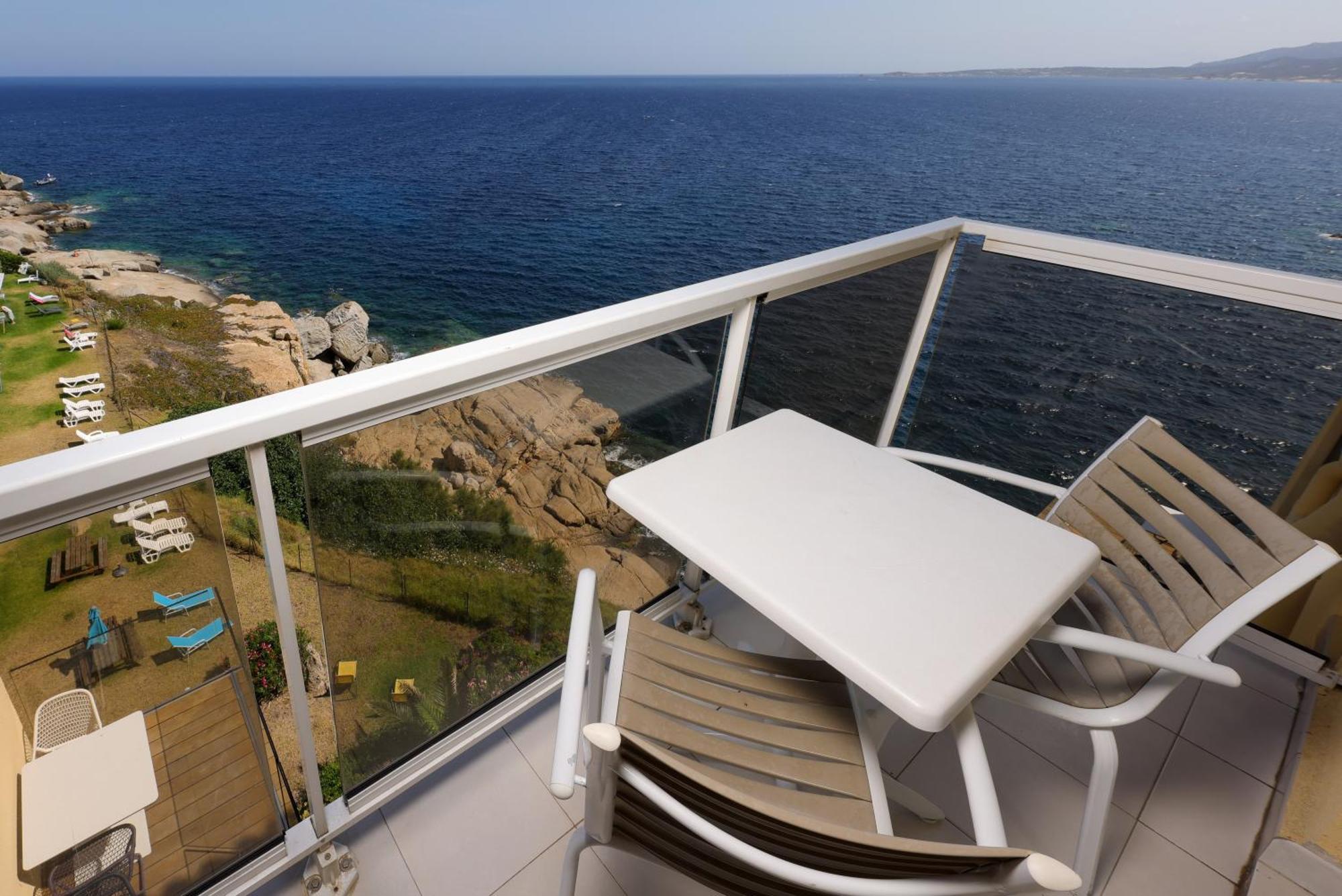 Standard Twin Room with Partial Sea View