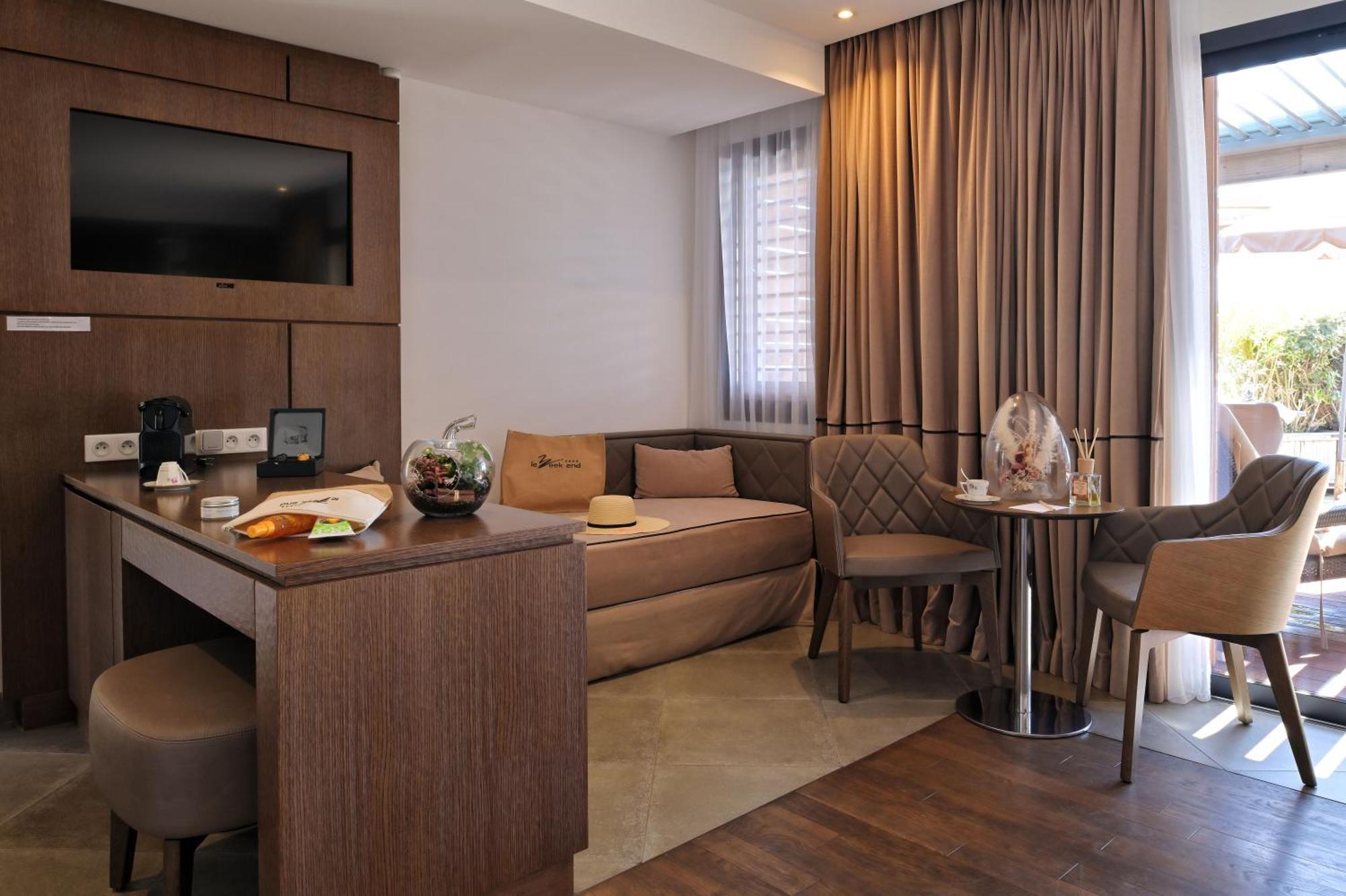 Deluxe Suite with Sea View,1587534942:JPEG