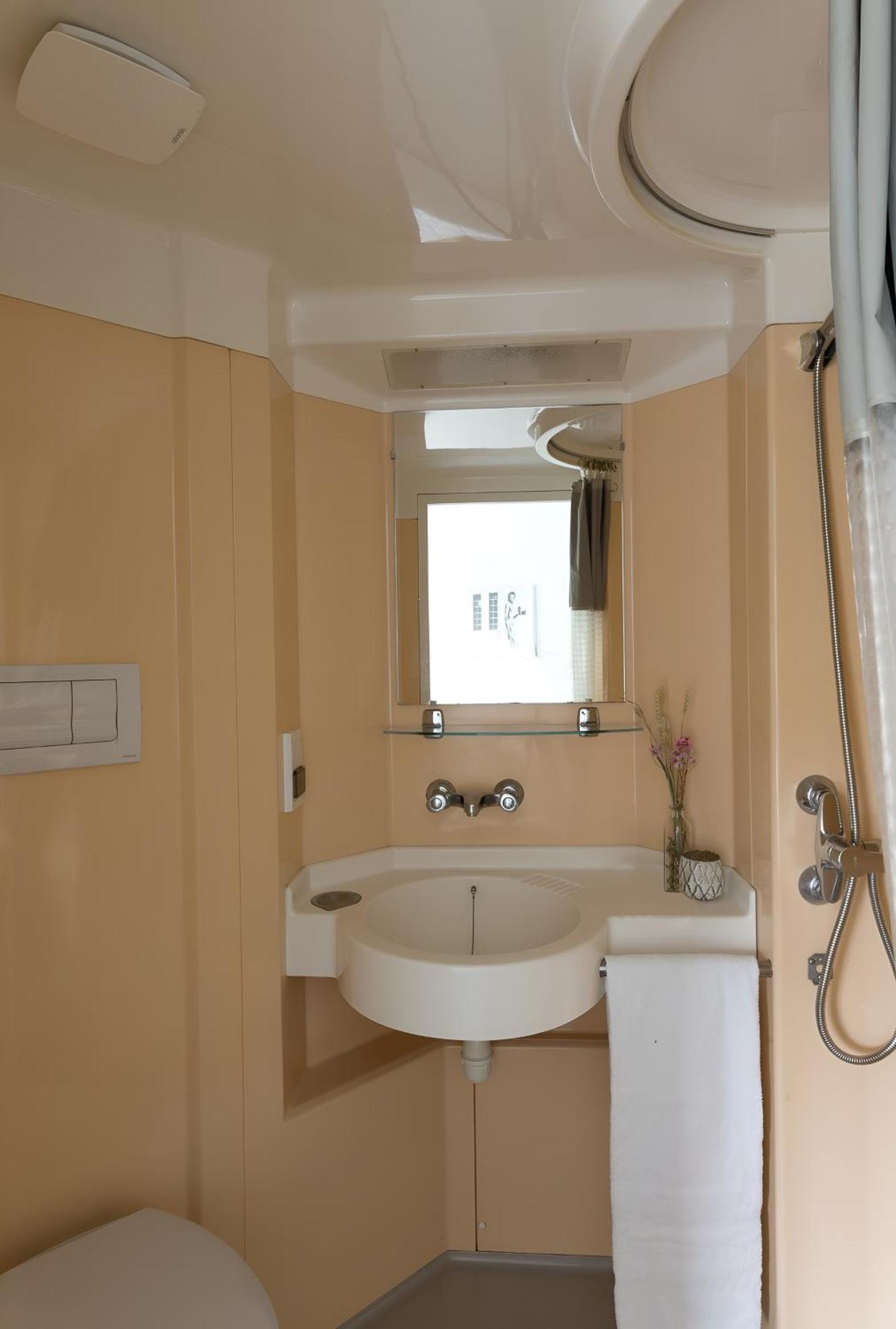 One-Bedroom Apartment Air Conditioning,1590356643:JPEG