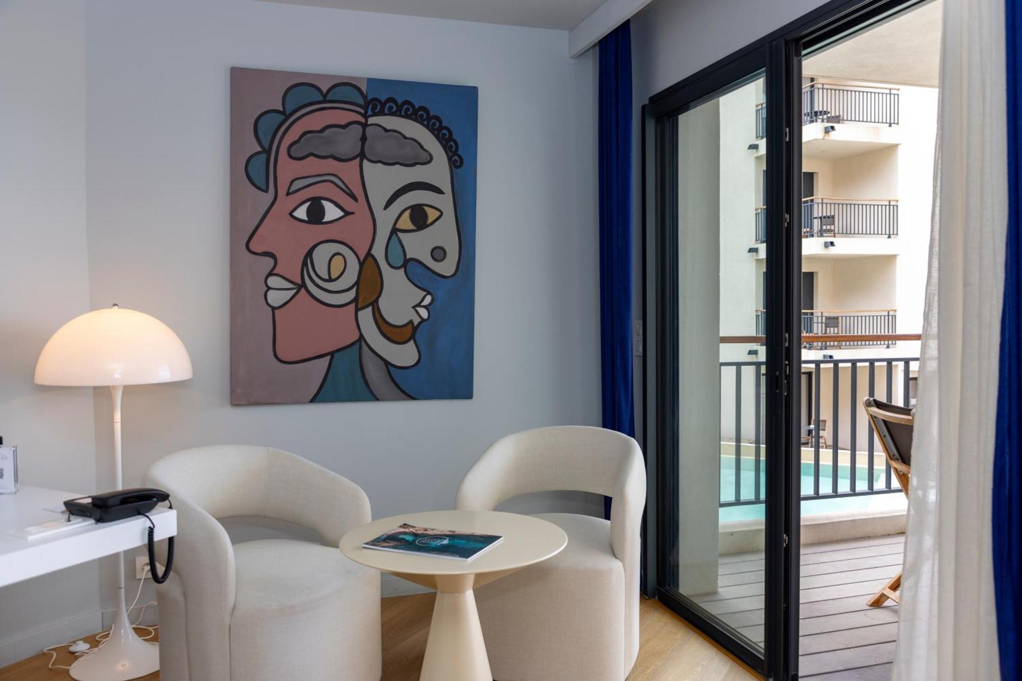 Superior Double or Twin Suite and Sea and Pool View,1714148417:JPEG