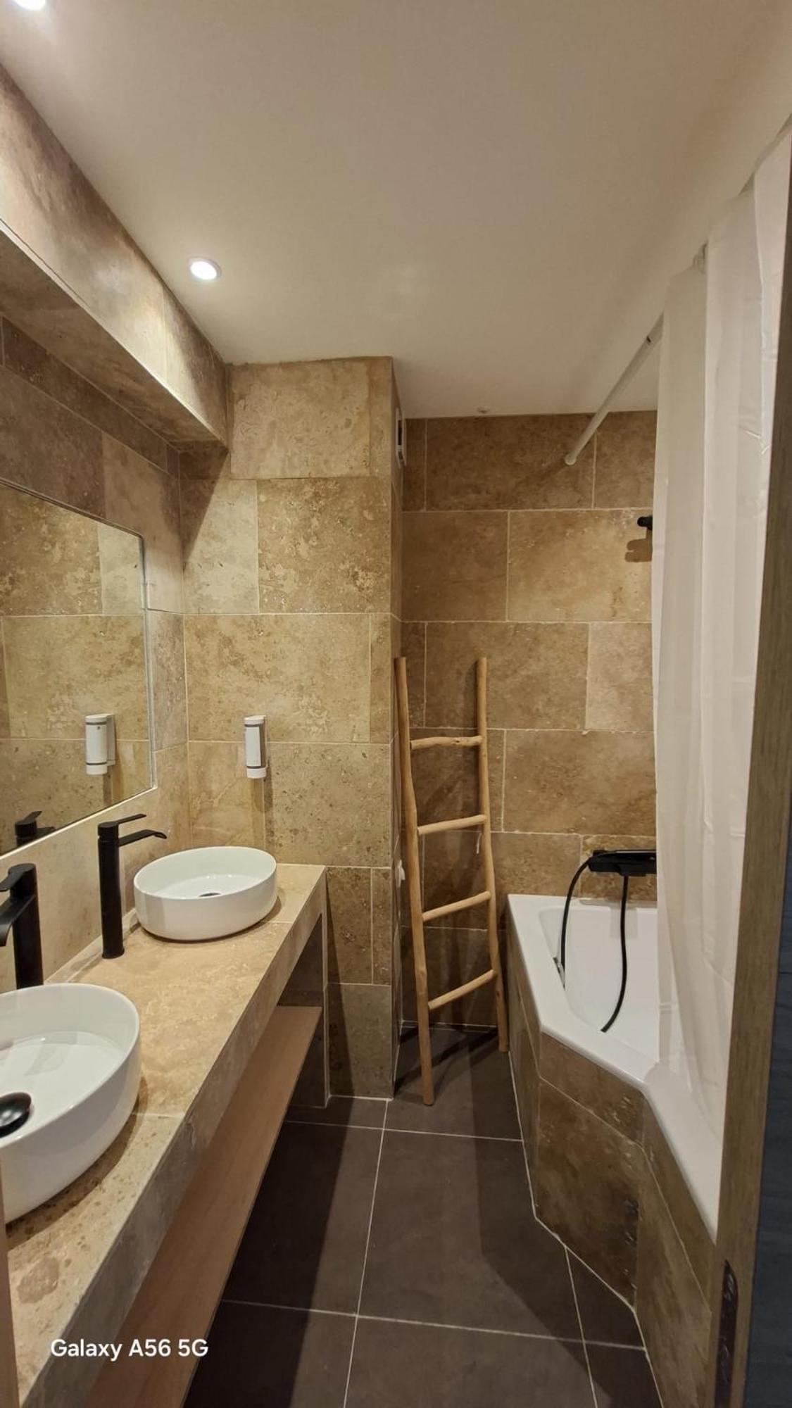 PATRICIA 1 CHAMBRE PRIVEE AVEC SDB WC EN COMMUN 97 QUAI COMPARETTI