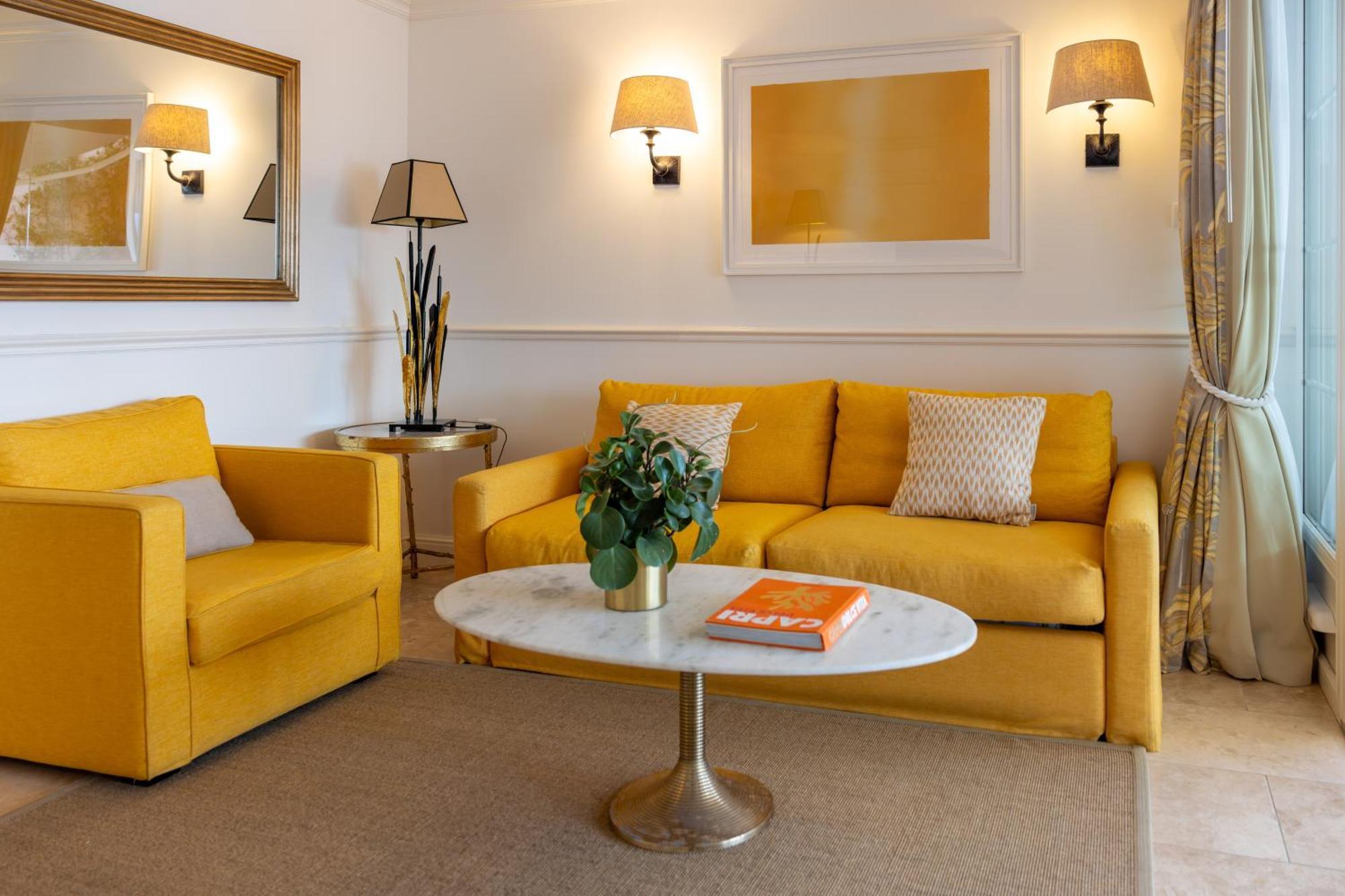 SIGNATURE ROOM – Living room terrace sea view