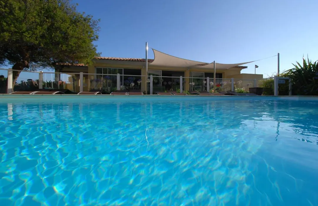 maison kiwi avec piscine chauffée terrasse jardin et bbq à Calvi-1