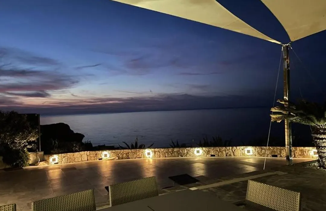 Villa En Bord De Mer Avec Piscine Interieure Et Vues Splendides Sur La Mediterranee Et Citadelle De Calvi - Fr-1-719-4-1