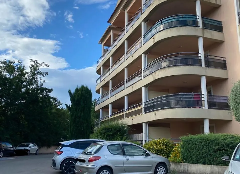 Superbe appartement avec parking privé, proche commerces et mer-1