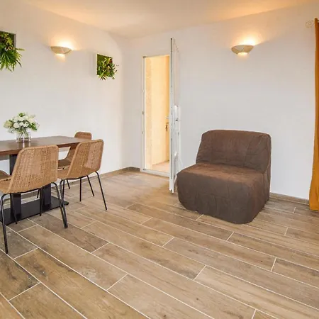 Awesome Apartment In Galeria With Wifi And 1 Bedrooms-2