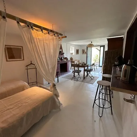 Grande Chambre Avec Salon Et Salle De Douche En Rez De Jardin Avec Parking-2