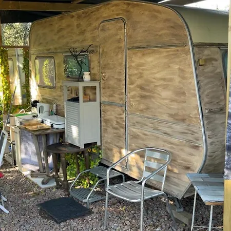 Camping car fixe dans la campagne-3