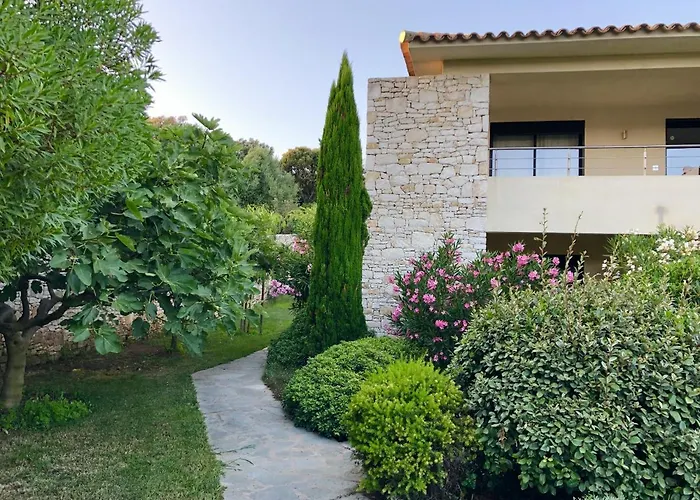 Nature & Design Bonifacio 