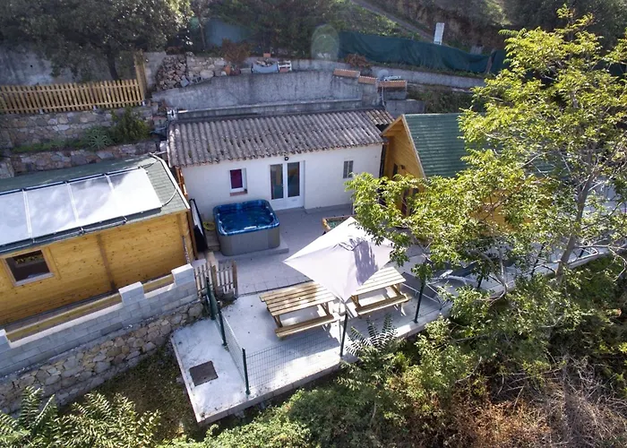 Maison Cosy Ajaccio Avec Jacuzzi met een Zwembad