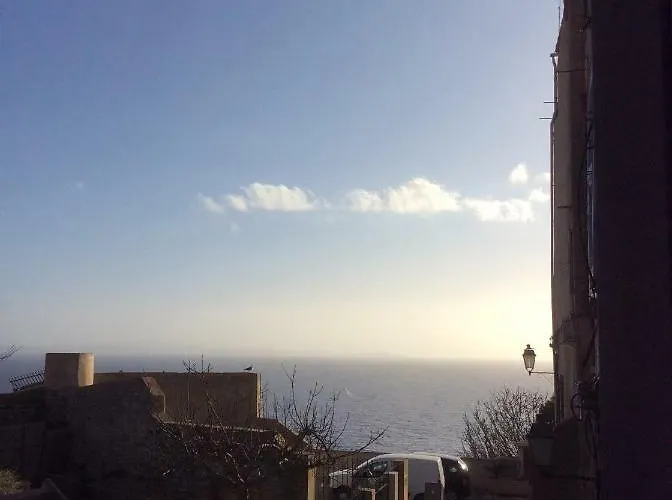 Au cœur de la cité médiévale avec petite vue mer Bonifacio 